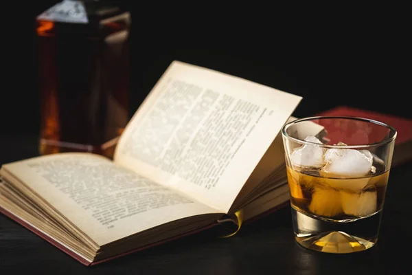 Bir Bardak Viski Iyi Bir Kitap Rahatlama Zamanı Eski Tarz — Stok fotoğraf