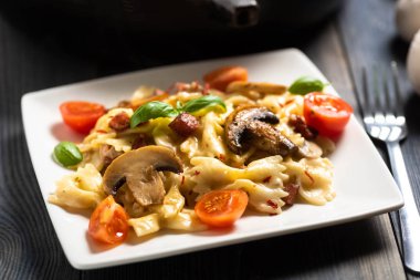 Mantarlı güveç, sosis ve peynir.