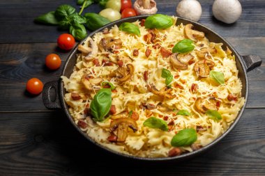 Mantarlı güveç, sosis ve peynir.