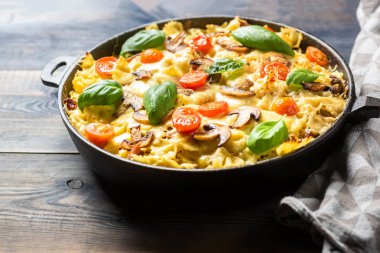 Mantarlı güveç, sosis ve peynir.