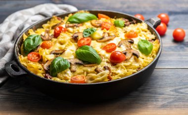 Mantarlı güveç, sosis ve peynir.