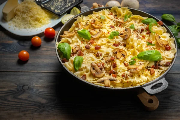 Cazuela Con Champiñones Salchichas Queso — Foto de Stock