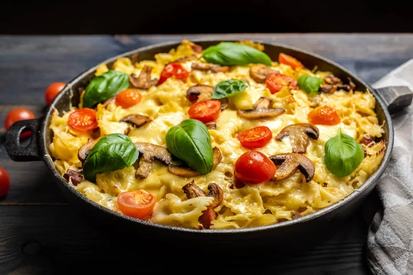 Cazuela Con Champiñones Salchichas Queso — Foto de Stock