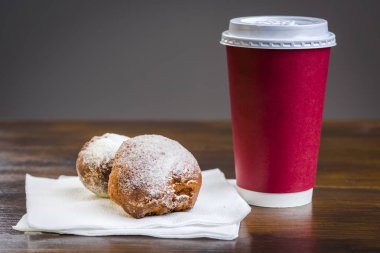 Büyük kahve ve çörek - sürücü için küçük bir yemek