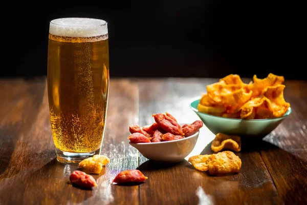 Cerveja, lanche, batatas fritas — Fotografia de Stock