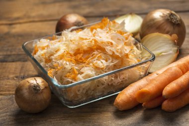 soğan ve havuç ile lahana turşusu