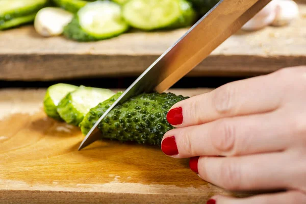 Die Hand einer Frau mit einem Messer — Stockfoto