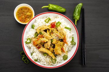 Tavuklu pilav ve sebze.