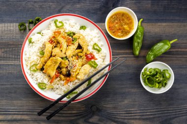 Tavuklu pilav ve sebze.