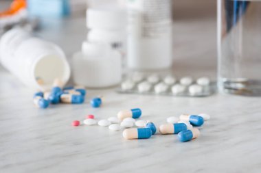 açık renkli tıp hapları