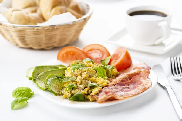 Bacon and eggs with avocado and tomato, bread and coffee — Stock Photo, Image