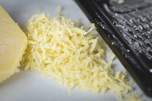 Sfregamento di formaggio giallo — Foto Stock