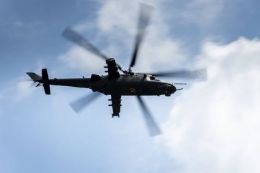 Mi 24 helikopteri havada