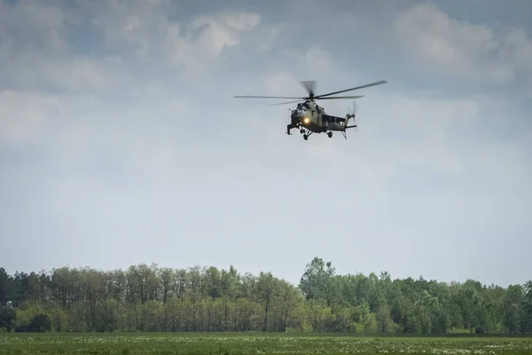 Mi 24 helicóptero sobre la marcha — Foto de Stock