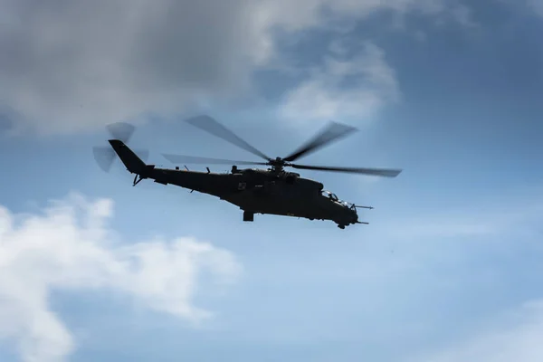 Mi 24 helikopter op de vlucht — Stockfoto