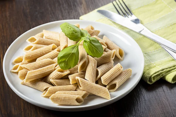 Pasta, penne integral con albahaca — Foto de Stock