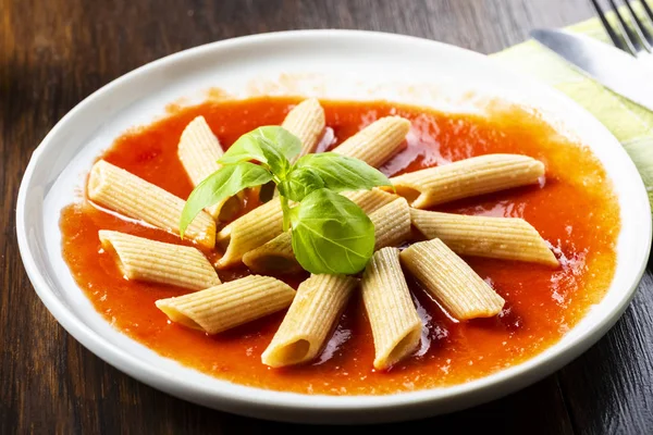 Pasta, wholemeal penne with basil — Stock Photo, Image