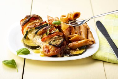 mozzarella ve sebze ile pişmiş tavuk göğsü