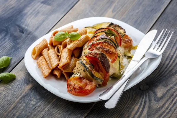 Poitrine de poulet cuite au four avec mozzarella et légumes — Photo