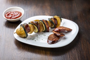 Sosis ve kabak ile patates şiş