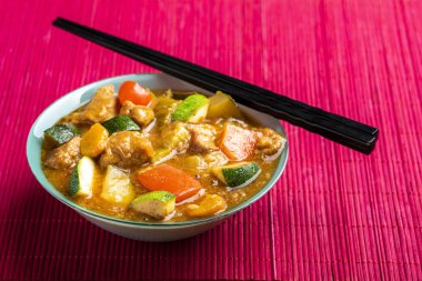 yeşil bir kapta sebze ile gulaş