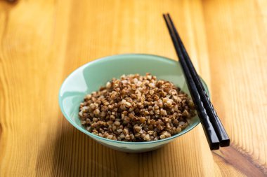 ahşap masa üzerinde sebze ile gulaş