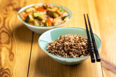 ahşap masa üzerinde sebze ile gulaş