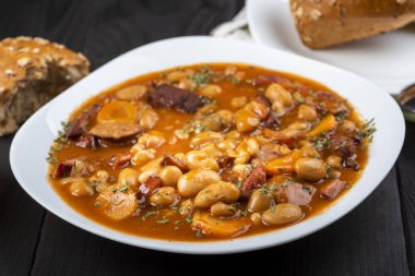 Sosis ve sebze ile pişmiş fasulye