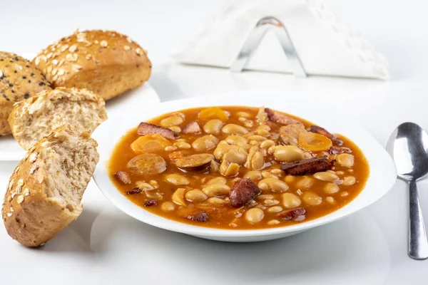 Feijão assado com salsicha e legumes — Fotografia de Stock