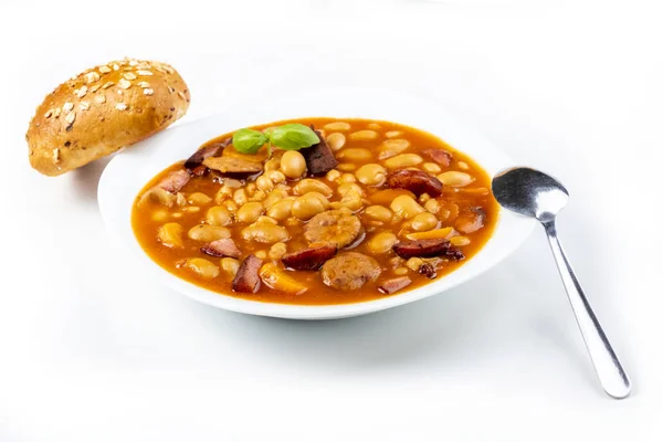 Feijão assado com salsicha e legumes — Fotografia de Stock