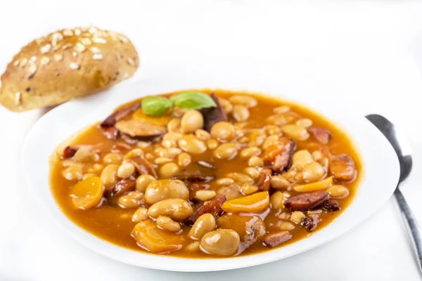 Feijão assado com salsicha e legumes — Fotografia de Stock