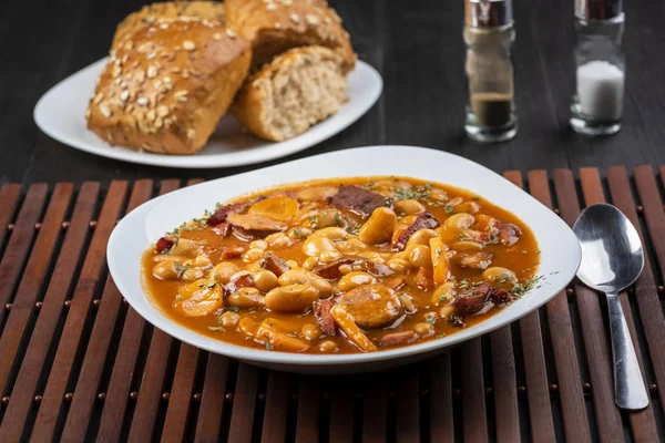 Feijão assado com salsicha e legumes — Fotografia de Stock