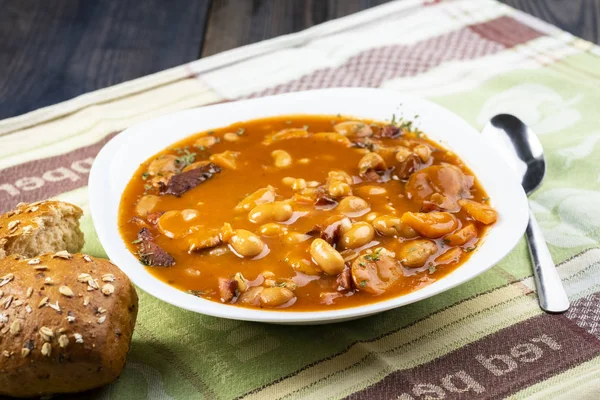Baked beans with sausage and vegetables — Stock Photo, Image