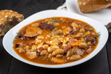 Sosis ve sebze ile pişmiş fasulye