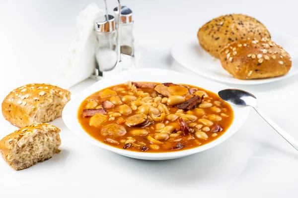 Feijão assado com salsicha e legumes — Fotografia de Stock