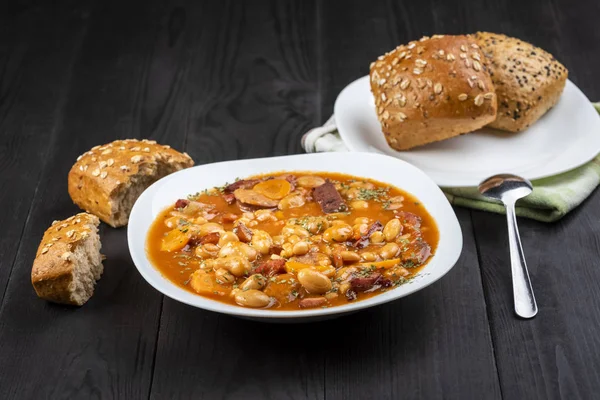 Sosis ve sebze ile pişmiş fasulye — Stok fotoğraf