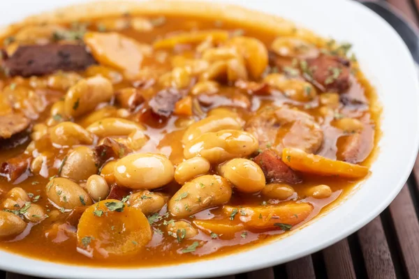 Pečené fazole s klobásou a zeleninou — Stock fotografie