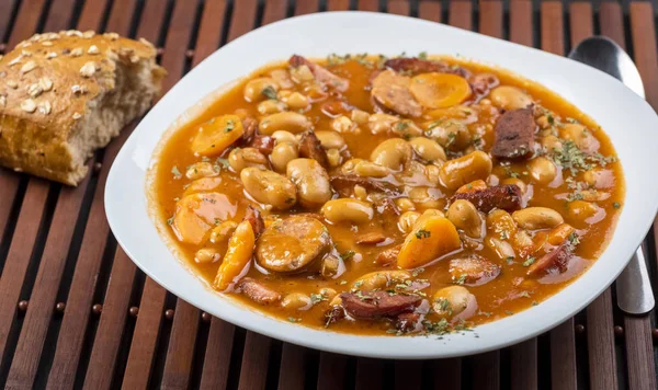 Frijoles al horno con salchichas y verduras —  Fotos de Stock