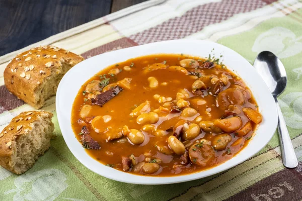 Frijoles al horno con salchichas y verduras —  Fotos de Stock