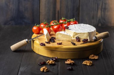 peynir kurulu - fındık, kızılcık ve cherr ile camembert peynir