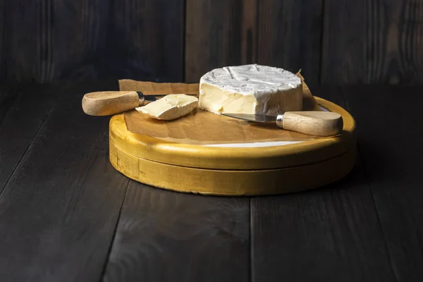 Plateau de fromage - fromage camembert aux noix, canneberges et cerr — Photo