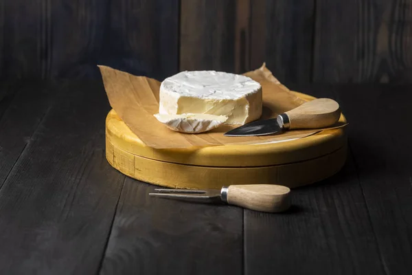 Plateau de fromage - fromage camembert aux noix, canneberges et cerr — Photo
