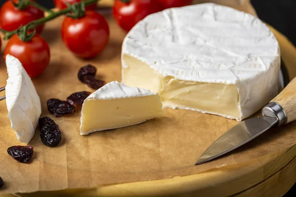 Bordo di formaggio - formaggio di camembert con noci, mirtilli rossi e ciliegia — Foto Stock