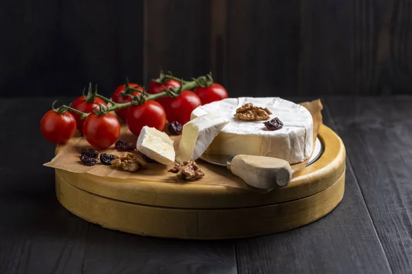 Placa de queijo - queijo camembert com nozes, cranberries e cherr — Fotografia de Stock