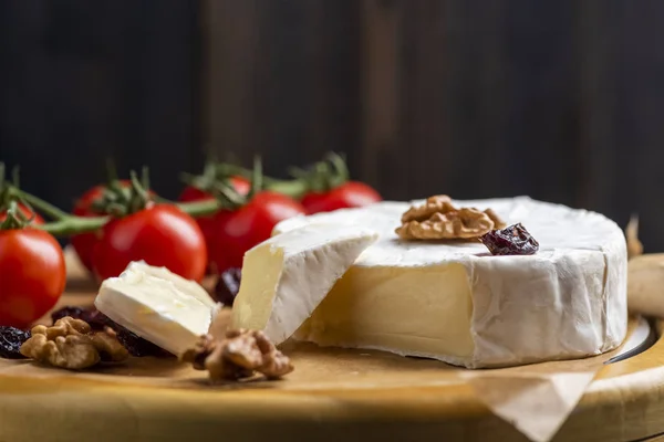 Placa de queijo - queijo camembert com nozes, cranberries e cherr — Fotografia de Stock