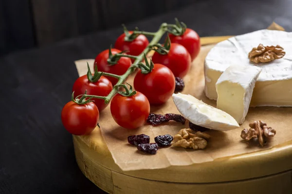 peynir kurulu - fındık, kızılcık ve cherr ile camembert peynir