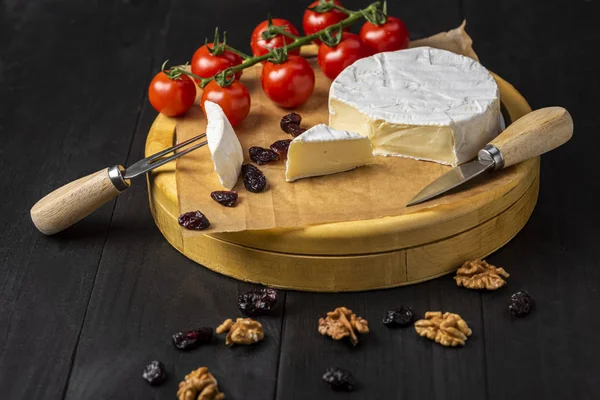 Placa de queijo - queijo camembert com nozes, cranberries e cherr — Fotografia de Stock