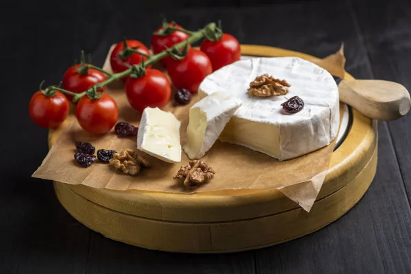 Placa de queijo - queijo camembert com nozes, cranberries e cherr — Fotografia de Stock