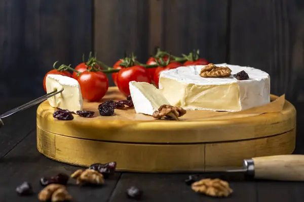 Placa de queijo - queijo camembert com nozes, cranberries e cherr — Fotografia de Stock