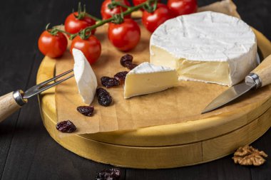 peynir kurulu - fındık, kızılcık ve cherr ile camembert peynir